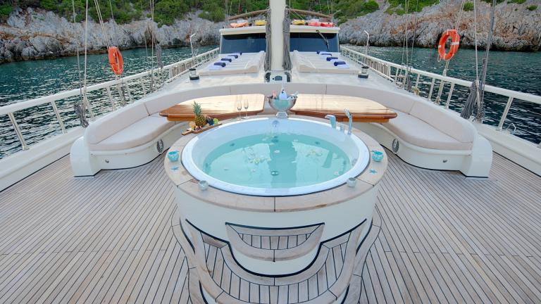 Jacuzzi on the Queen of Salmakis goulette with turquoise water